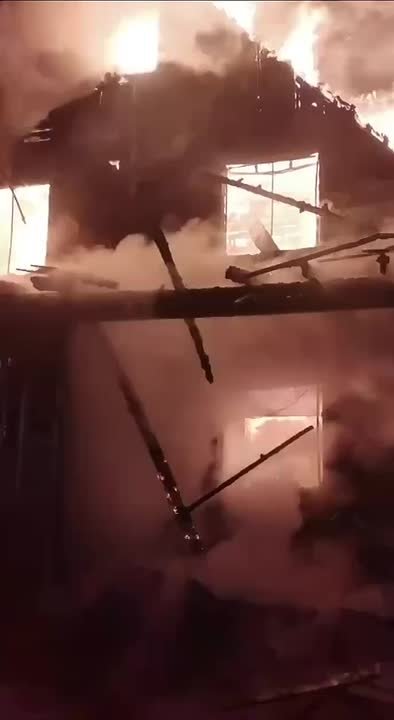 Прокуратура взяла на контроль установление причин пожара в частном жилом доме в Артеме