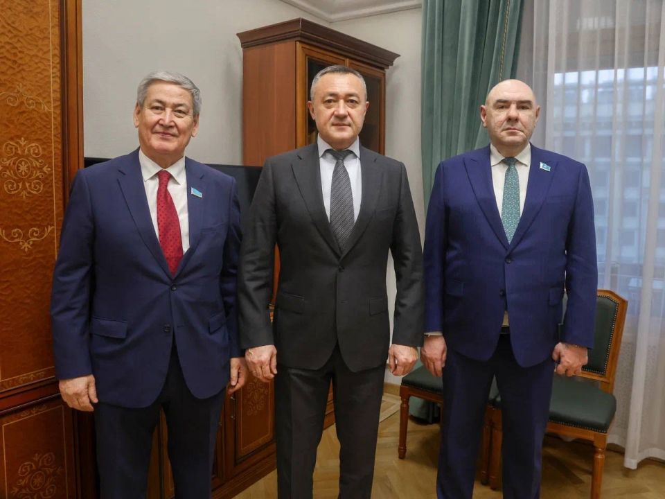 Встретился с коллегами из парламента Казахстана: Асылбеком Нуралиным, депутатом Мажилиса, президентом Профцентра «Союзметалл» и Николаем Арсютиным, депутатом Мажилиса, членом Комитета по законодательству