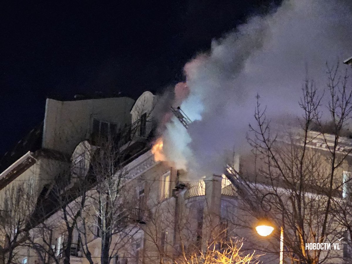 Пожарные продолжают бороться с огнём на верхнем этаже жилого дома на Уборевича Пожарные продолжают бороться с огнём на верхнем этаже жилого дома на Уборевича