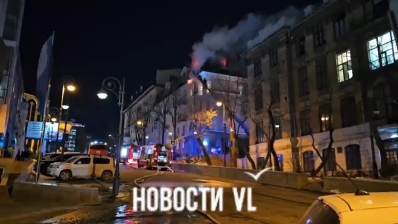 Пожарные продолжают бороться с огнём на верхнем этаже жилого дома на Уборевича