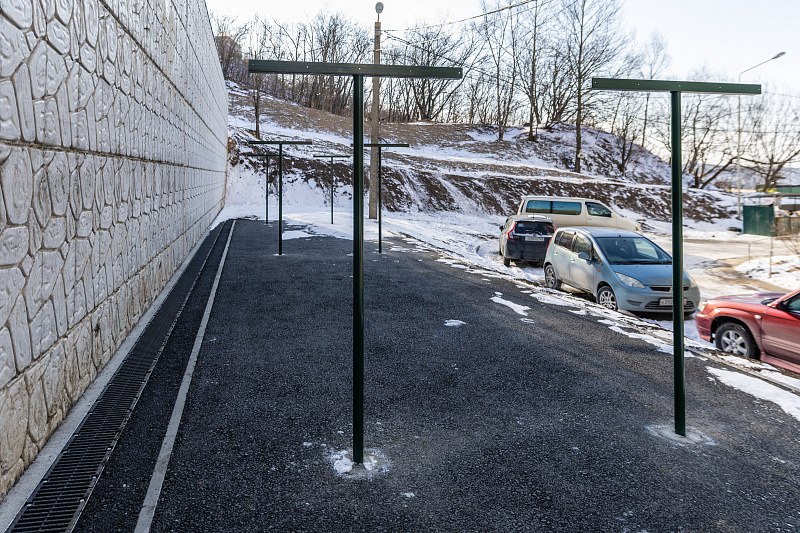 Во дворе дома № 13 на улице Черняховского завершилось строительство новой подпорной стены Во дворе дома № 13 на улице Черняховского завершилось строительство новой подпорной стены