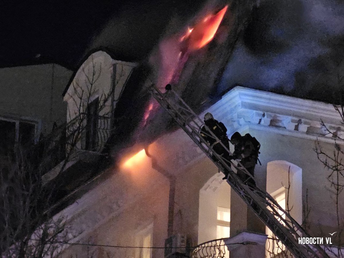 Пожарные продолжают бороться с огнём на верхнем этаже жилого дома на Уборевича Пожарные продолжают бороться с огнём на верхнем этаже жилого дома на Уборевича