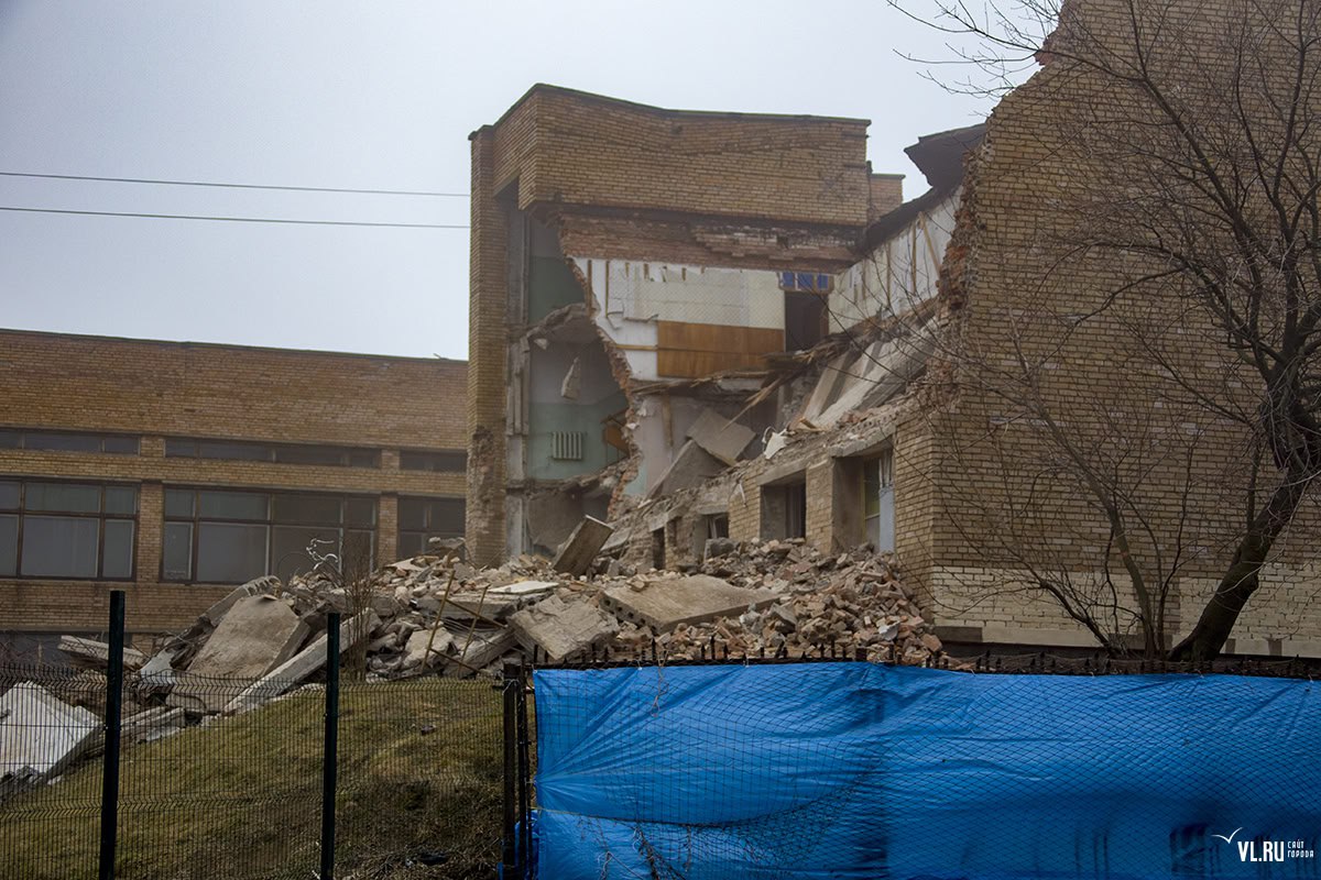 3 декабря в 2018 году начался снос бывших корпусов ДВГТУ на Аксаковской 3 декабря в 2018 году начался снос бывших корпусов ДВГТУ на Аксаковской