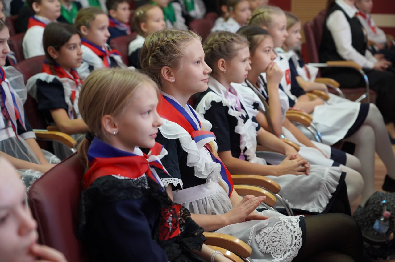 Герои среди нас: ученице уссурийской школы вручили медаль «За проявленное мужество» Герои среди нас: ученице уссурийской школы вручили медаль «За проявленное мужество»