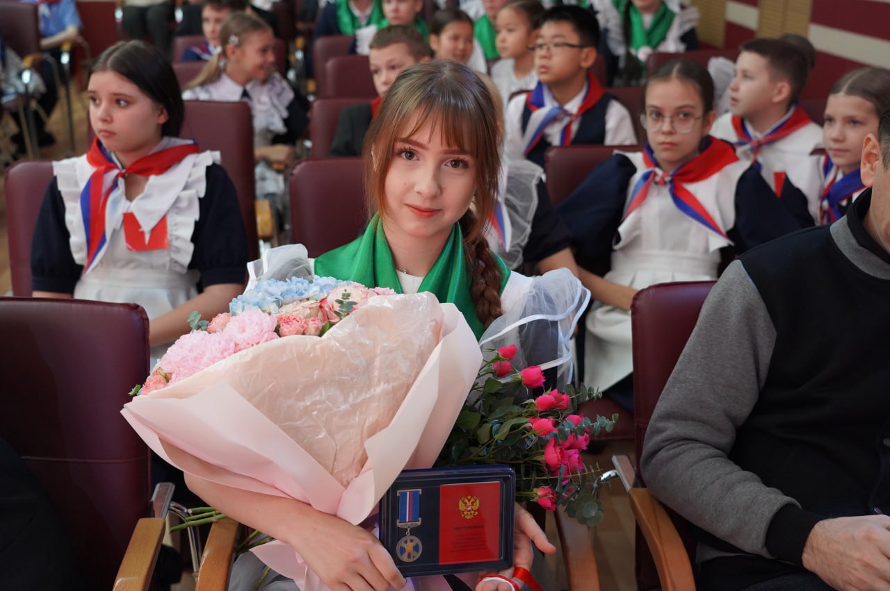 Евгений Корж: Сегодня в нашем округе прошло значимое событие: школьницу Кристину Кухарь наградили памятной медалью Совета Федерации Федерального Собрания Российской Федерации «За проявленное мужество»