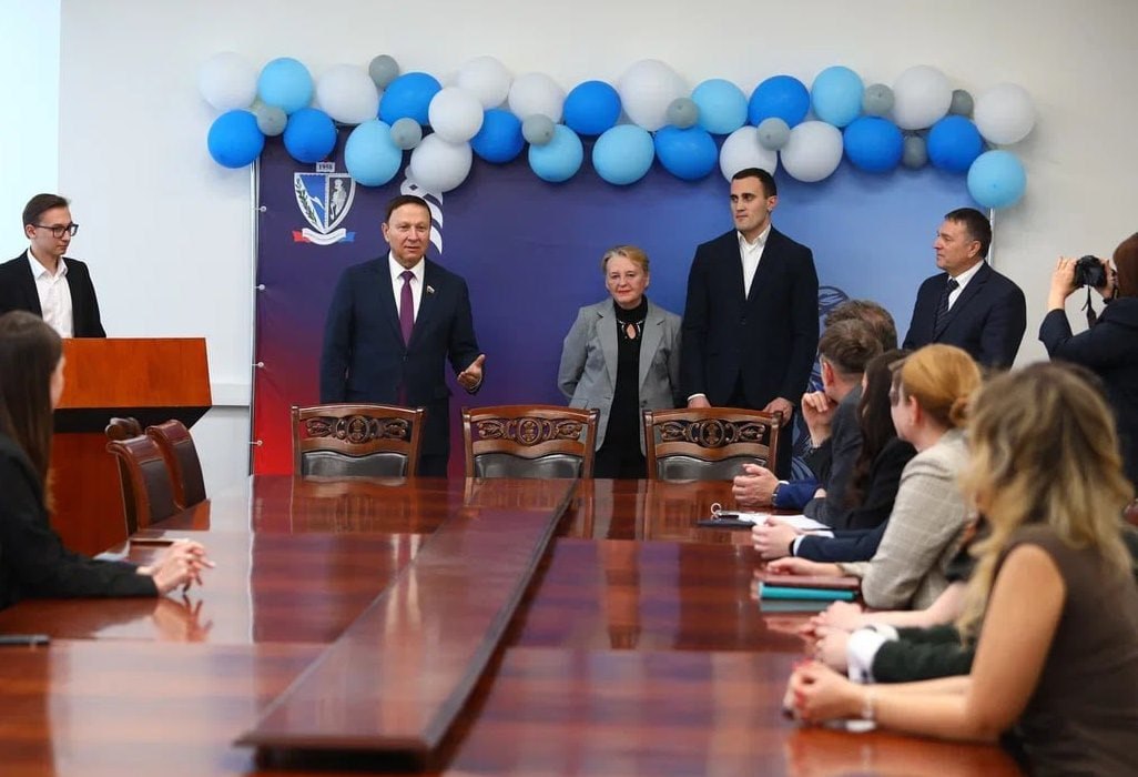 В День юриста сенаторы и депутаты встретились со студентами Юридической школы ДВФУ В День юриста сенаторы и депутаты встретились со студентами Юридической школы ДВФУ