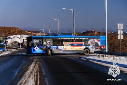 Во Владивостоке на маршрут №11 запустили тематический автобус, посвящённый сотрудникам МЧС