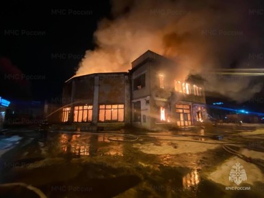 Заброшенное здание цирка загорелось ночью в Уссурийске, никто не пострадал