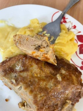 Таракана в котлете, как утверждают в соцсетях, нашли в столовой одной из школ Владивостока