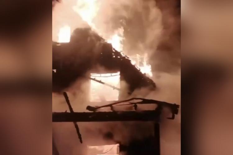 Прокуратура Приморского края взяла на контроль установление причин пожара, произошедшего вечером 3 декабря в частном доме на улице Александровской в Артеме