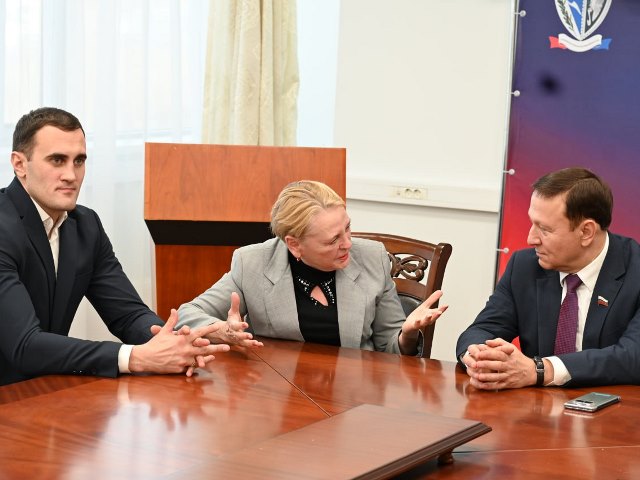 В День юриста сенаторы и депутаты встретились со студентами Юридической школы ДВФУ