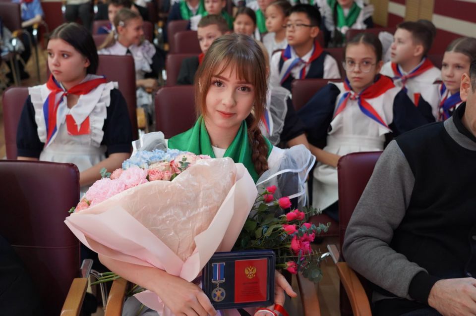 Герои среди нас: ученице уссурийской школы вручили медаль «За проявленное мужество»
