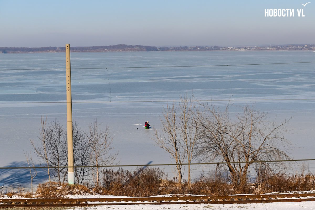 Буквально за пару морозных ночей на море у берегов Владивостока начал вставать лёд Буквально за пару морозных ночей на море у берегов Владивостока начал вставать лёд