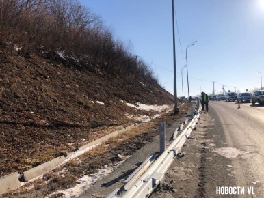 На Катерной меняют леера на полосе в сторону Окатовой