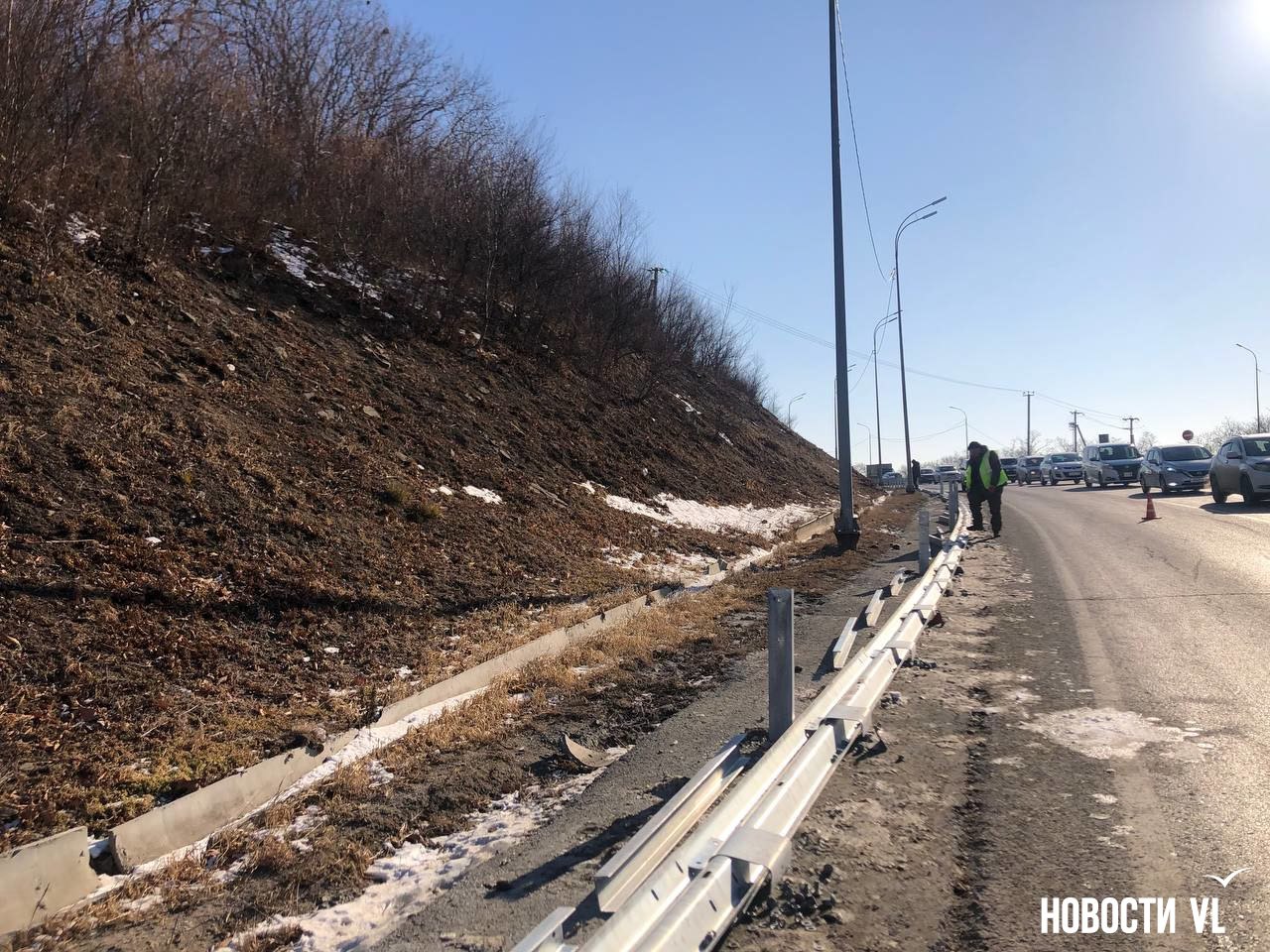 На Катерной меняют леера на полосе в сторону Окатовой