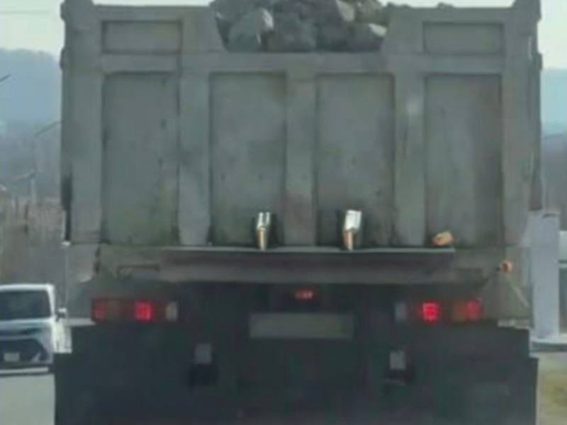 В Артеме полицейские привлекли к ответственности водителя грузового автомобиля за нарушение правил перевозки груза