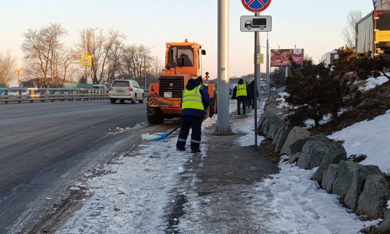 Сегодня во Владивостоке: установка дорожных знаков, фрезеровка старого асфальта, демонтаж объектов, промывка ливнёвок и уборка последствий снегопада Сегодня во Владивостоке: установка дорожных знаков, фрезеровка старого асфальта, демонтаж объектов, промывка ливнёвок и уборка последствий снегопада