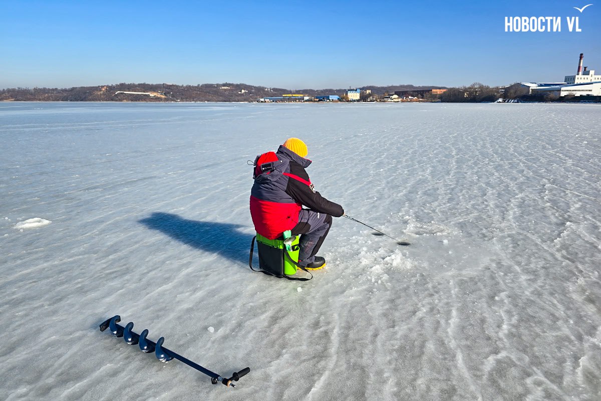Буквально за пару морозных ночей на море у берегов Владивостока начал вставать лёд Буквально за пару морозных ночей на море у берегов Владивостока начал вставать лёд
