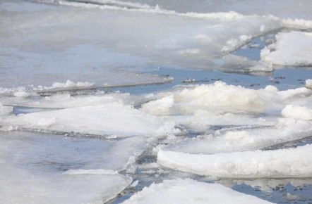 Администрация Владивостока официально установила ограничения на выход людей и выезд транспорта на лед местных водоемов