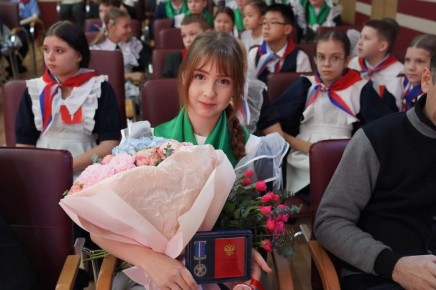 В Уссурийске 15-летняя школьница Кристина Кухарь удостоена медали «За проявленное мужество» за спасение ребёнка