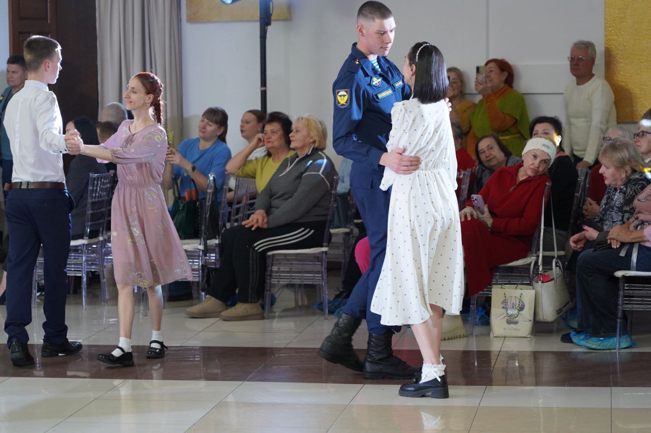 Под звуки вальса, польки и танго в Уссурийске прошел инклюзивный бал Под звуки вальса, польки и танго в Уссурийске прошел инклюзивный бал