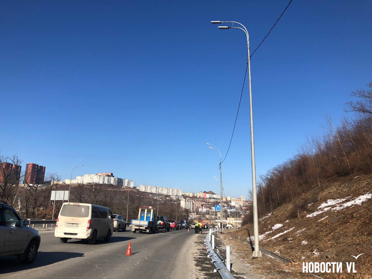 На Катерной меняют леера на полосе в сторону Окатовой На Катерной меняют леера на полосе в сторону Окатовой