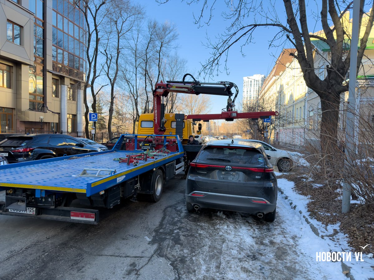 Эвакуаторы добрались до Фонтанной: забрали две малолитражки, а Lexus успела спасти хозяйка Эвакуаторы добрались до Фонтанной: забрали две малолитражки, а Lexus успела спасти хозяйка