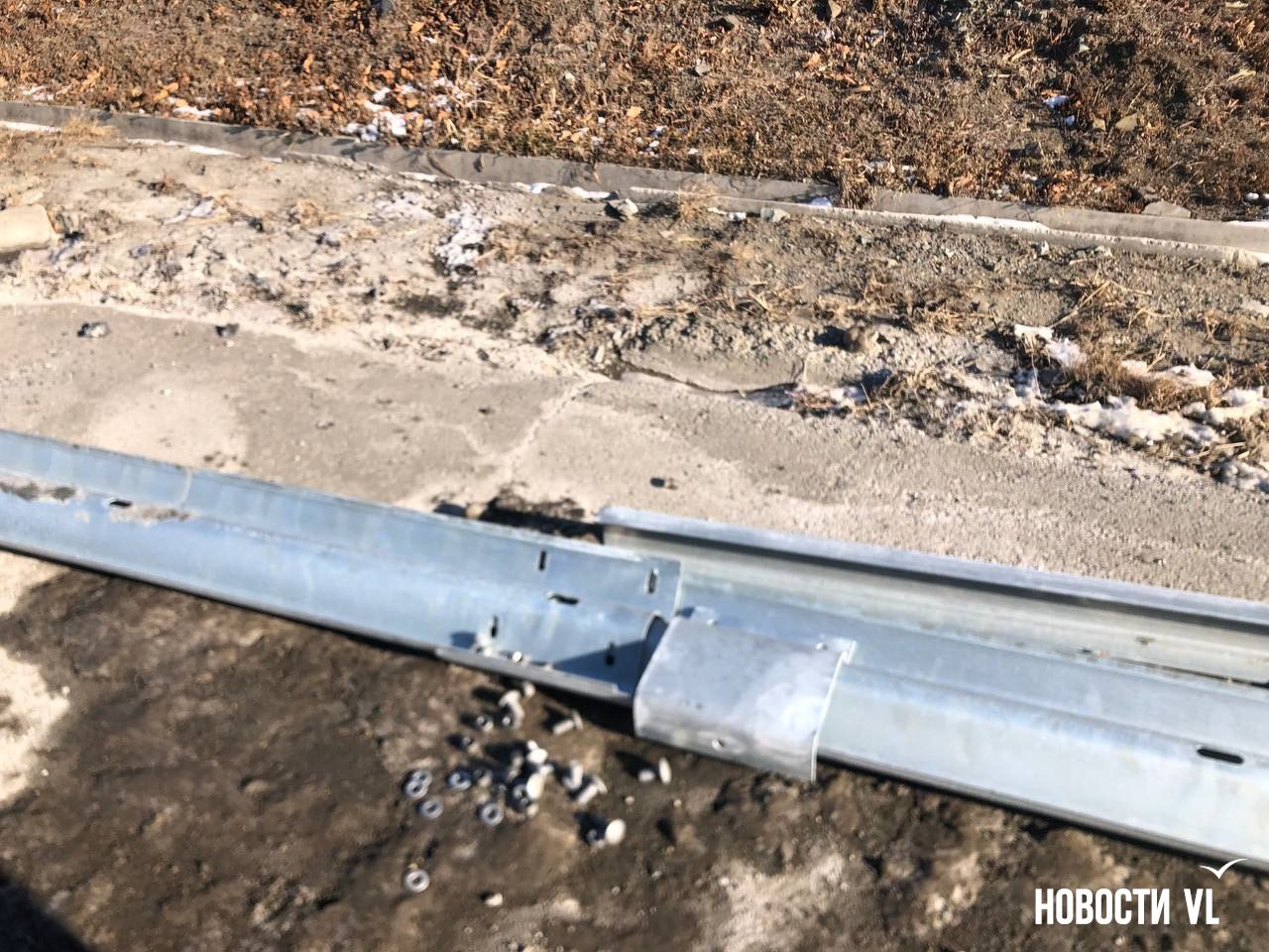 На Катерной меняют леера на полосе в сторону Окатовой На Катерной меняют леера на полосе в сторону Окатовой