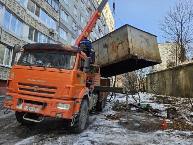 Демонтаж самовольно установленных гаражей, торговых павильонов, незаконных шлагбаумов, рекламных и других конструкций проводят в краевом центре почти ежедневно