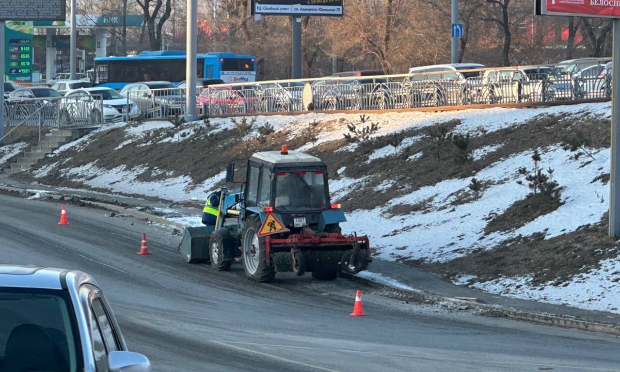 Сегодня во Владивостоке: установка дорожных знаков, фрезеровка старого асфальта, демонтаж объектов, промывка ливнёвок и уборка последствий снегопада Сегодня во Владивостоке: установка дорожных знаков, фрезеровка старого асфальта, демонтаж объектов, промывка ливнёвок и уборка последствий снегопада