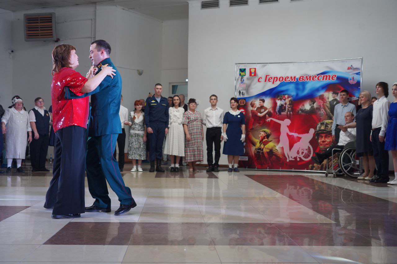 Под звуки вальса, польки и танго в Уссурийске прошел инклюзивный бал Под звуки вальса, польки и танго в Уссурийске прошел инклюзивный бал