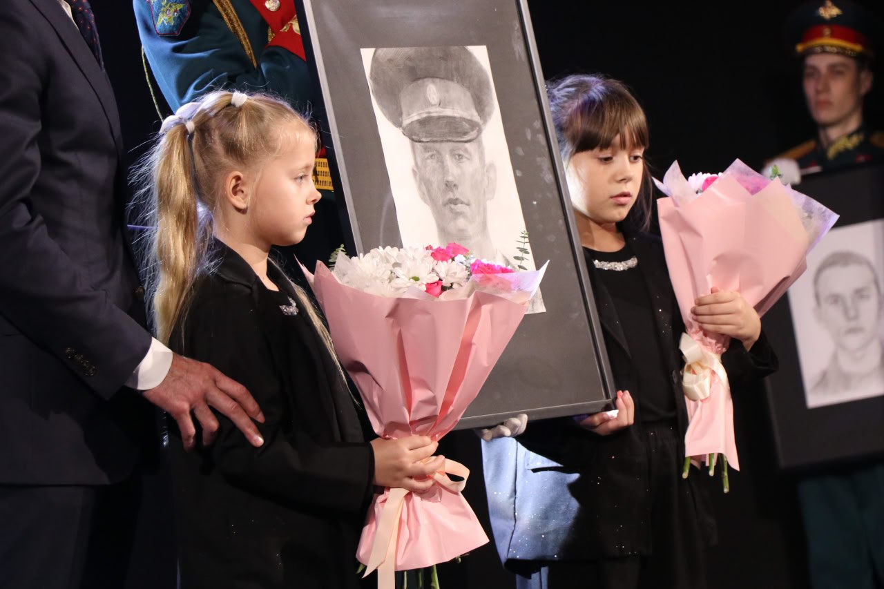 В Уссурийске состоялась выставка-презентация художественного патриотического проекта «Портрет героя»