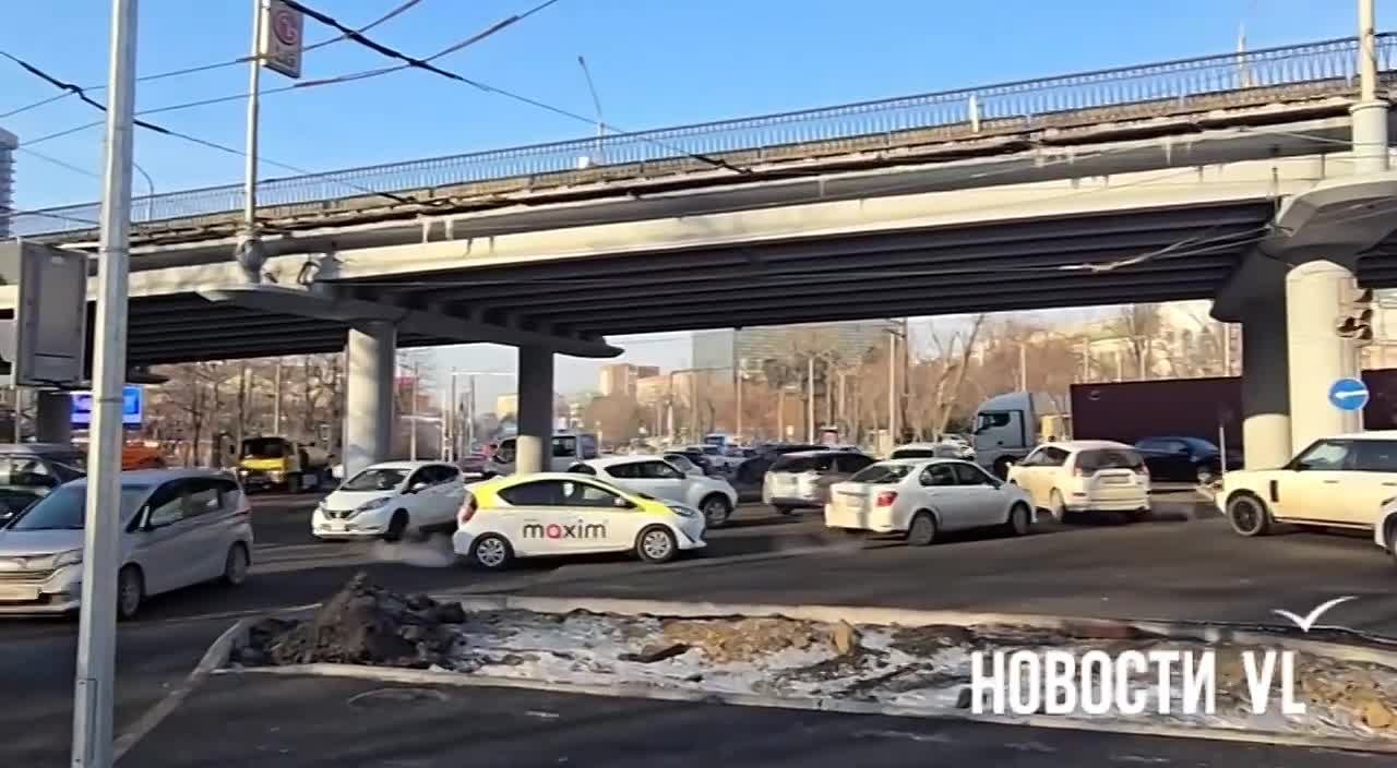 Сегодня на перекрёстке Русской и проспекта 100-летия Владивостока хаос и пробка