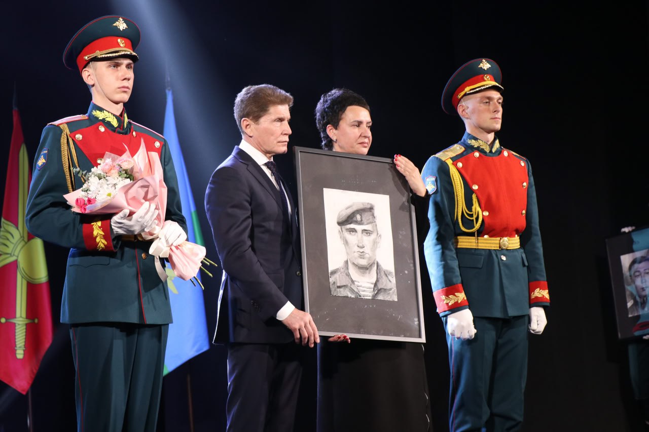 В Уссурийске состоялась выставка-презентация художественного патриотического проекта «Портрет героя» В Уссурийске состоялась выставка-презентация художественного патриотического проекта «Портрет героя»