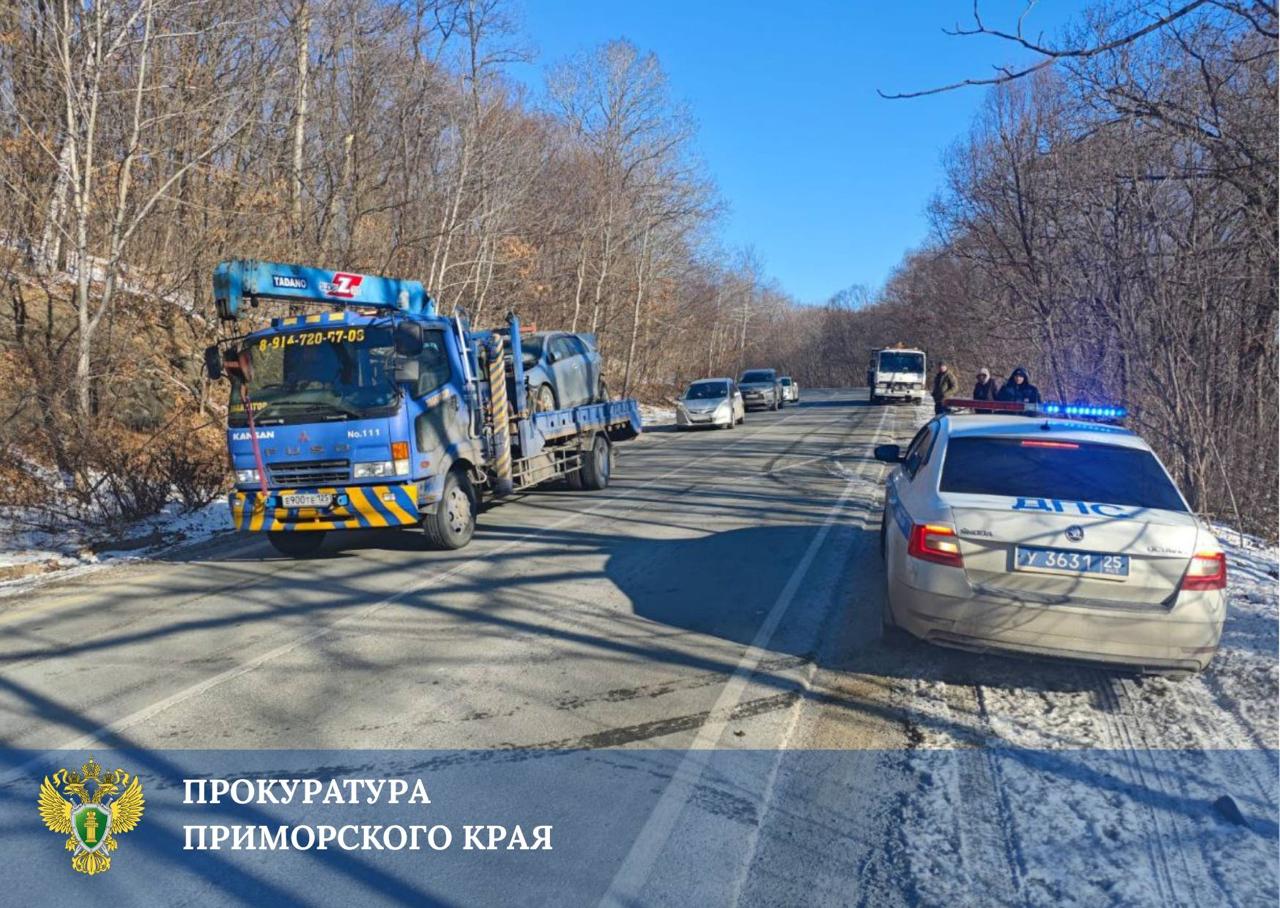 Машина такси опрокинулась в Артёме, пострадал маленький ребёнок Машина такси опрокинулась в Артёме, пострадал маленький ребёнок