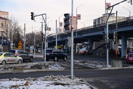 Рабочие начали асфальтирование дороги не в самом центре проезжей части
