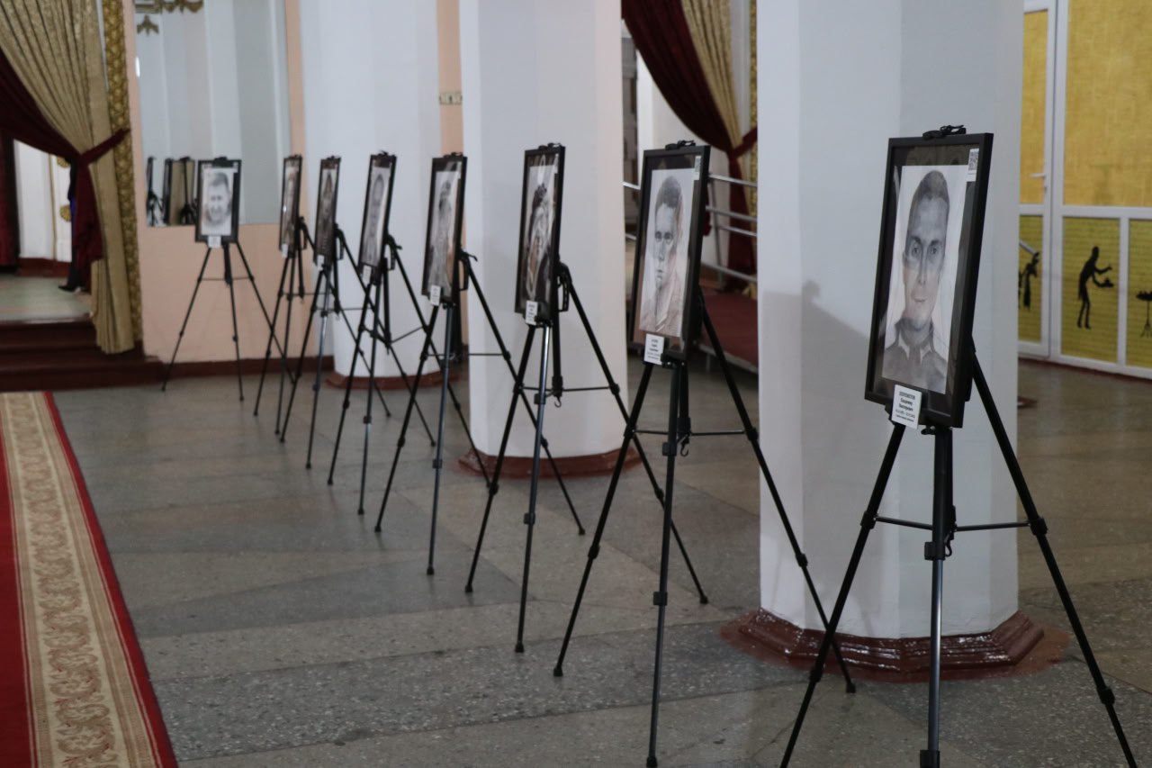 В Уссурийске состоялась выставка-презентация художественного патриотического проекта «Портрет героя» В Уссурийске состоялась выставка-презентация художественного патриотического проекта «Портрет героя»