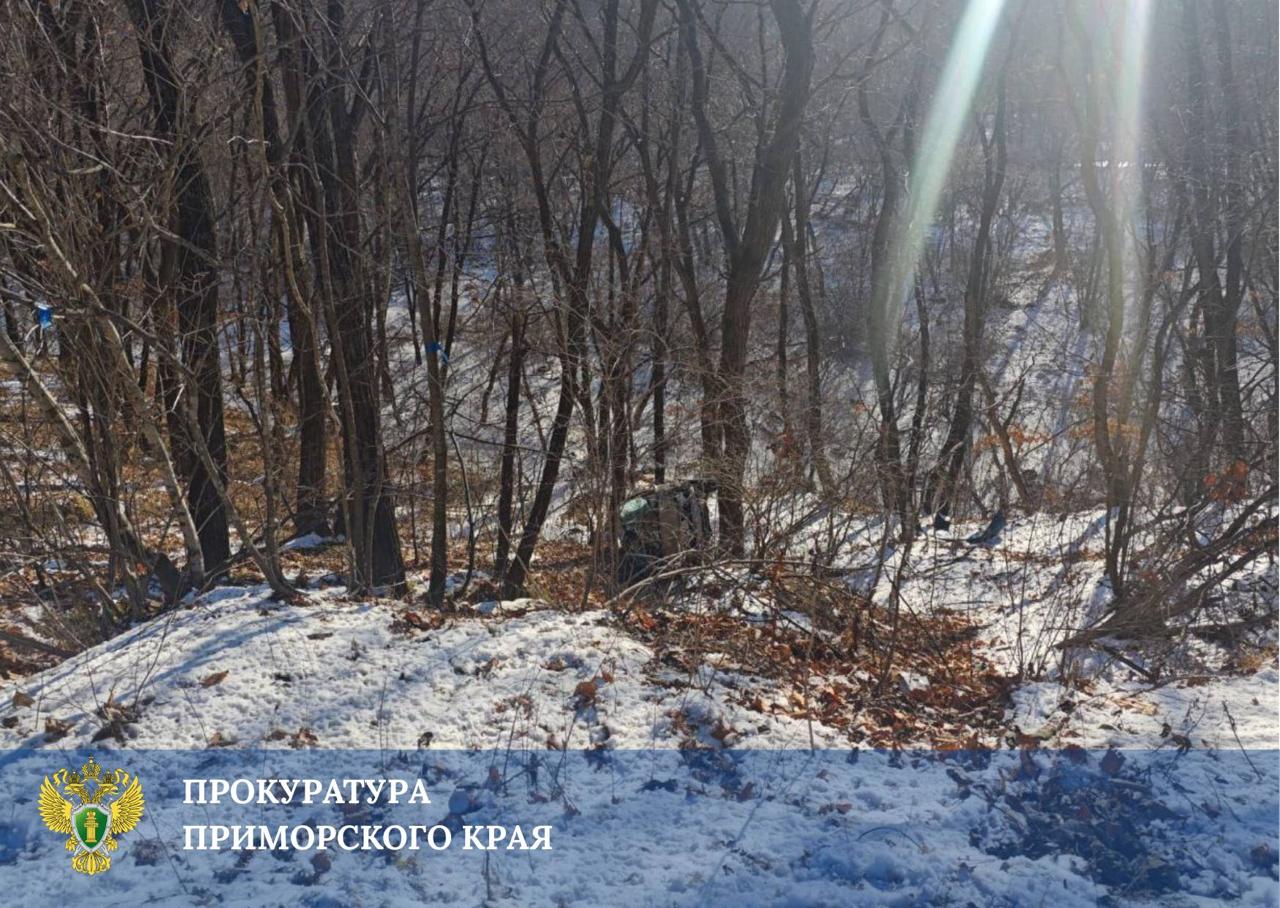 Машина такси опрокинулась в Артёме, пострадал маленький ребёнок Машина такси опрокинулась в Артёме, пострадал маленький ребёнок