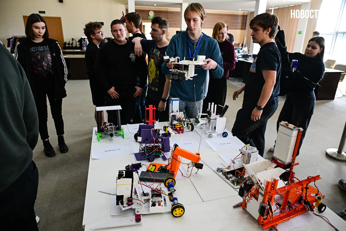 Сутки без сна, непрерывные переделки и сила инженерной мысли: в ДВФУ прошёл 24-часовой хакатон по робототехнике Сутки без сна, непрерывные переделки и сила инженерной мысли: в ДВФУ прошёл 24-часовой хакатон по робототехнике