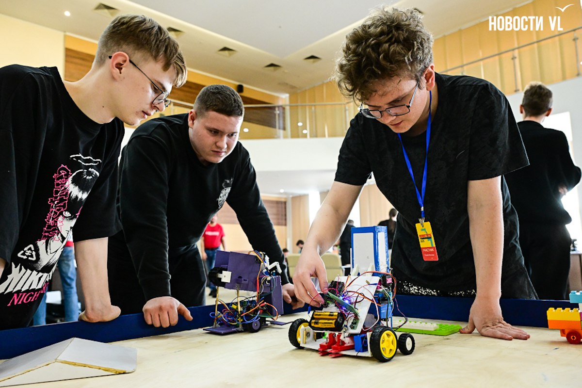 Сутки без сна, непрерывные переделки и сила инженерной мысли: в ДВФУ прошёл 24-часовой хакатон по робототехнике Сутки без сна, непрерывные переделки и сила инженерной мысли: в ДВФУ прошёл 24-часовой хакатон по робототехнике