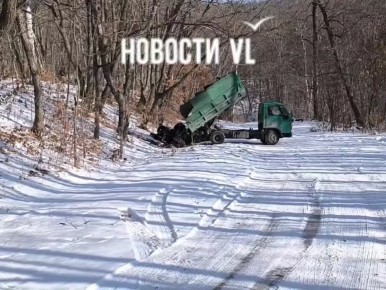 А вот так во Владивостоке появляются свалки автопокрышек