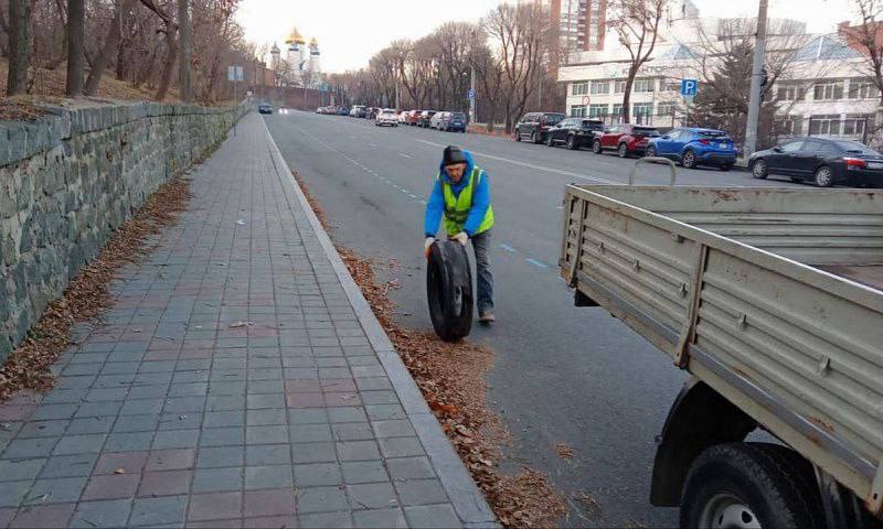 Более 1 000 тонн старых автопокрышек вывезли с улиц Владивостока с начала года Более 1 000 тонн старых автопокрышек вывезли с улиц Владивостока с начала года