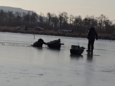 Рыбаки предупреждают: лёд ещё хрупкий