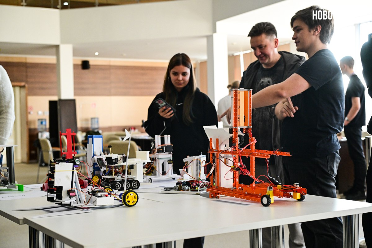 Сутки без сна, непрерывные переделки и сила инженерной мысли: в ДВФУ прошёл 24-часовой хакатон по робототехнике Сутки без сна, непрерывные переделки и сила инженерной мысли: в ДВФУ прошёл 24-часовой хакатон по робототехнике