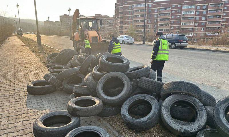 Более 1 000 тонн старых автопокрышек вывезли с улиц Владивостока с начала года Более 1 000 тонн старых автопокрышек вывезли с улиц Владивостока с начала года