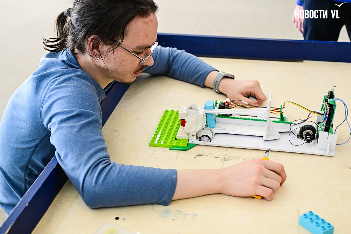 Сутки без сна, непрерывные переделки и сила инженерной мысли: в ДВФУ прошёл 24-часовой хакатон по робототехнике Сутки без сна, непрерывные переделки и сила инженерной мысли: в ДВФУ прошёл 24-часовой хакатон по робототехнике