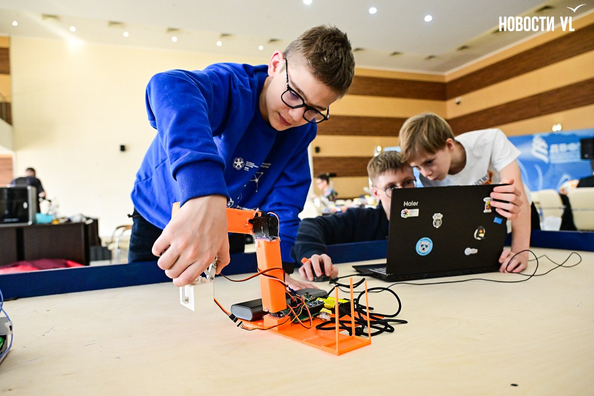 Сутки без сна, непрерывные переделки и сила инженерной мысли: в ДВФУ прошёл 24-часовой хакатон по робототехнике Сутки без сна, непрерывные переделки и сила инженерной мысли: в ДВФУ прошёл 24-часовой хакатон по робототехнике