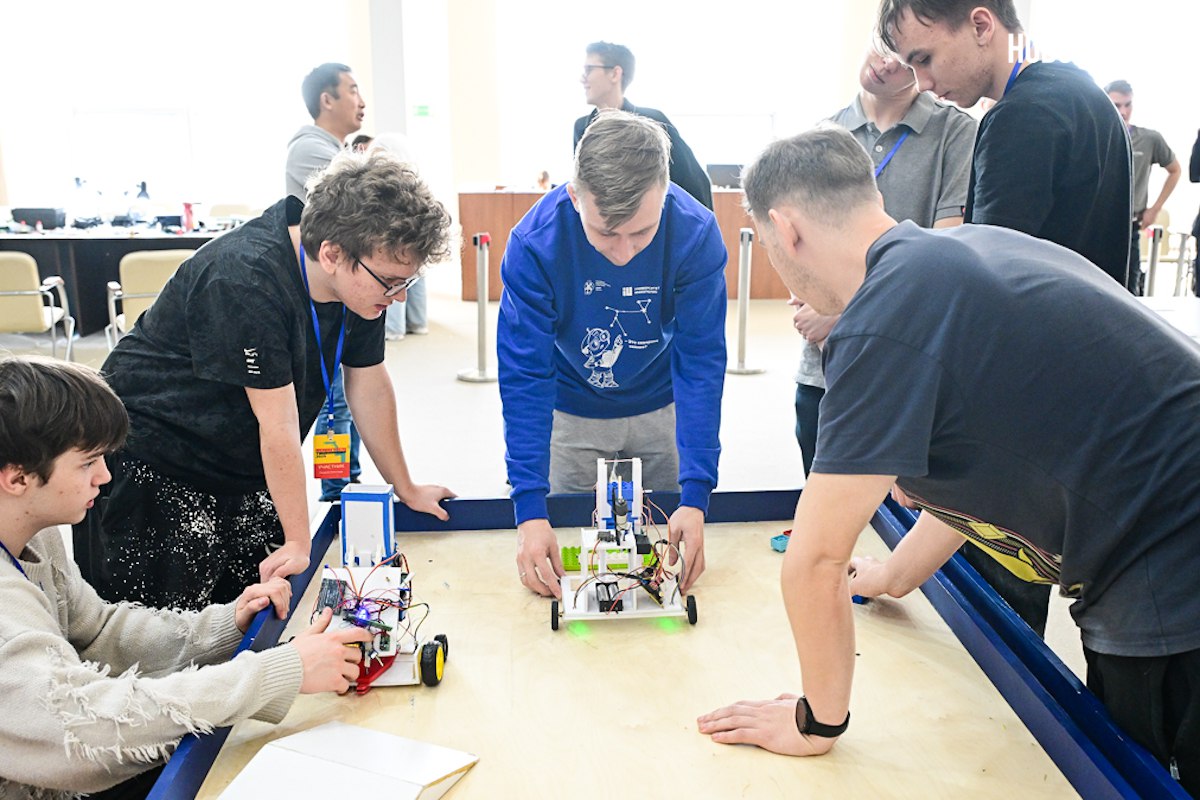 Сутки без сна, непрерывные переделки и сила инженерной мысли: в ДВФУ прошёл 24-часовой хакатон по робототехнике Сутки без сна, непрерывные переделки и сила инженерной мысли: в ДВФУ прошёл 24-часовой хакатон по робототехнике