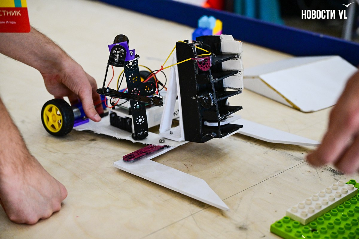 Сутки без сна, непрерывные переделки и сила инженерной мысли: в ДВФУ прошёл 24-часовой хакатон по робототехнике Сутки без сна, непрерывные переделки и сила инженерной мысли: в ДВФУ прошёл 24-часовой хакатон по робототехнике