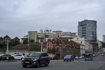 Российский автомобильный рынок в 2026 году столкнется с рядом серьезных вызовов, приводящих к сокращению выбора для покупателей, дефициту и, как следствие, удорожанию автомобилей